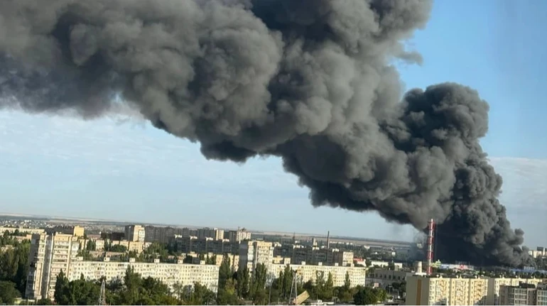 В Одесі внаслідок російської атаки загорілися два "Епіцентри", серед постраждалих є цивільні.