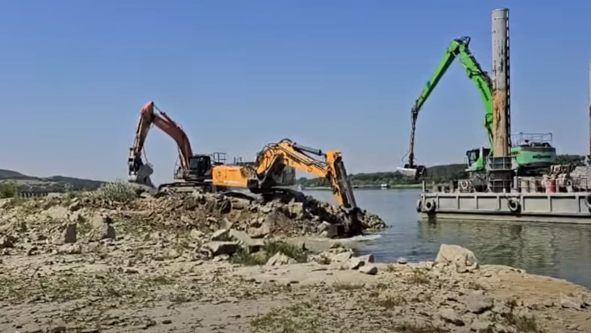 В Угорщині на Дунаї затоплять чотири баржі для поліпшення екологічних умов АЕС