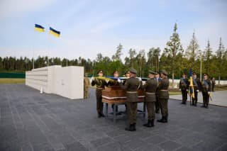 В Україні відзначили церемонію перепоховання полковника Євгена Коновальця