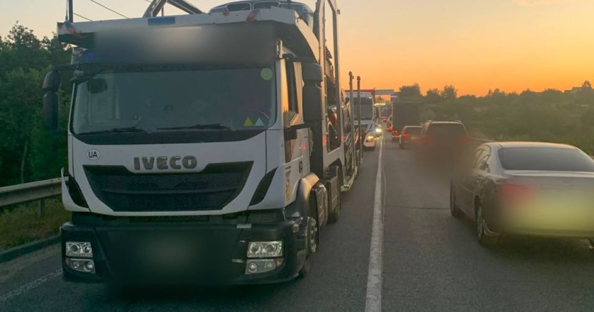 Вантажівка протягом кількох годин заблокувала смугу руху на трасі Київ — Чоп біля Львова