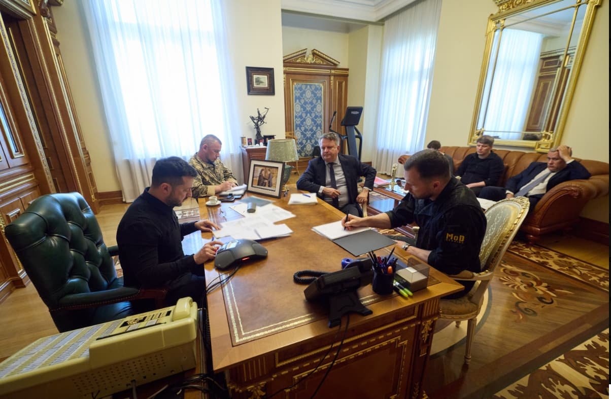 Зеленський та Макрон обговорили прискорення постачань зброї та дипломатичні ініціативи під час двогодинної розмови