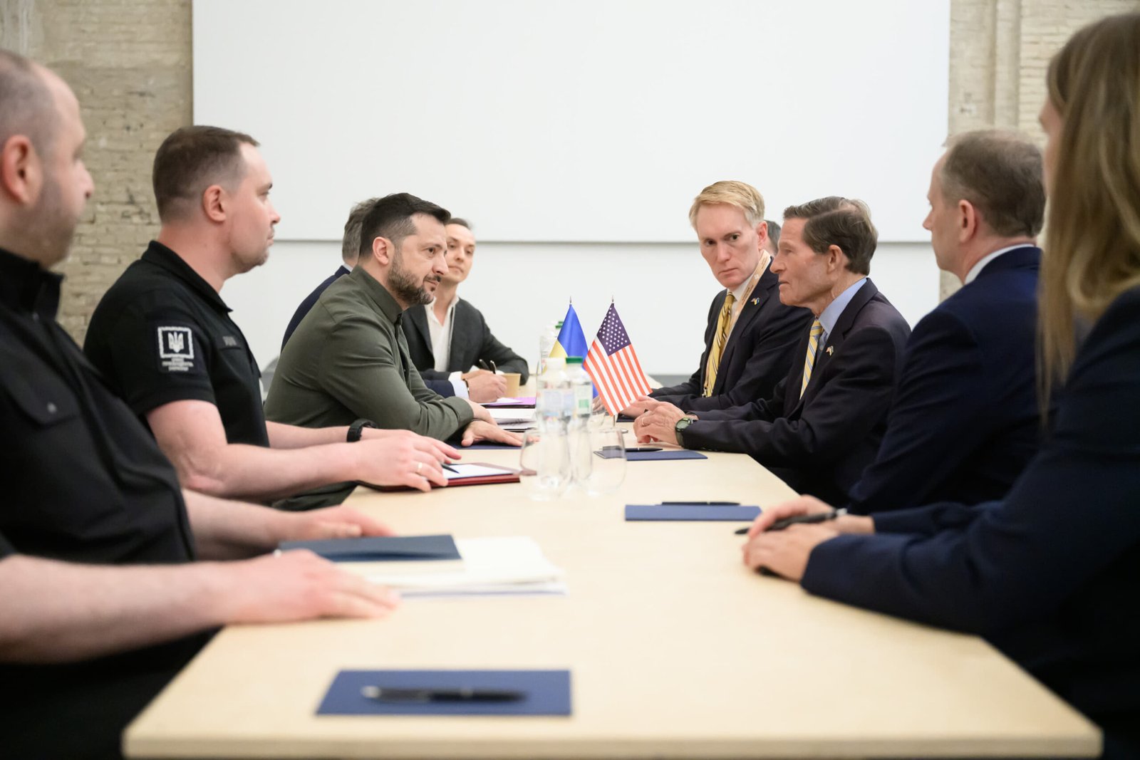 Зеленський зустрівся з американськими сенаторами для обговорення протидії балістичній загрозі та впровадження санкцій.
