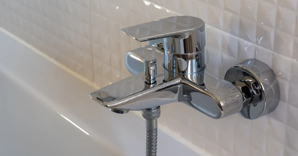 Ефективні методи очищення змішувачів від плям жорсткої води для тривалого блиску