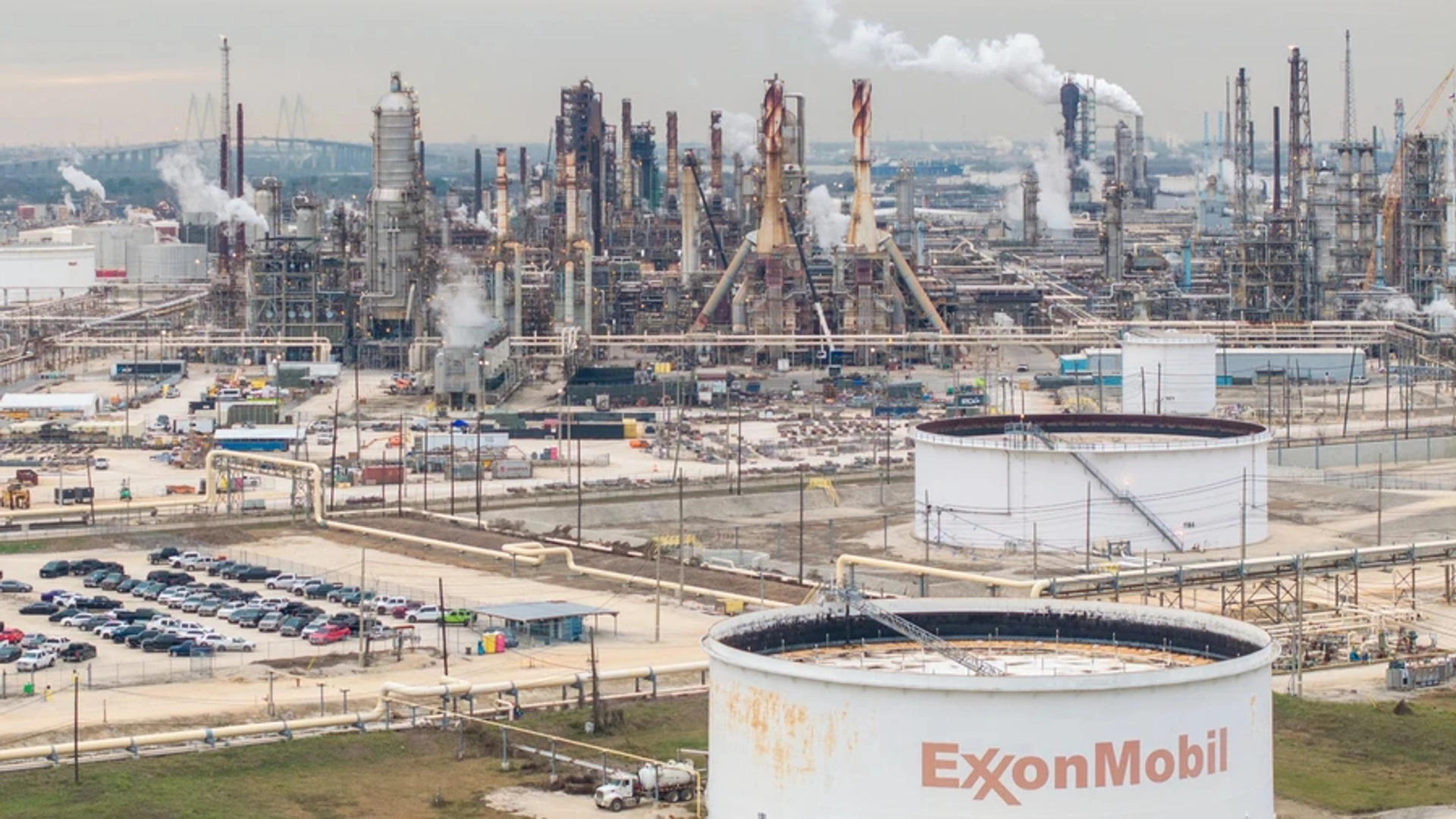 ExxonMobil розпочинає видобуток нафти та газу зі сланцевих родовищ