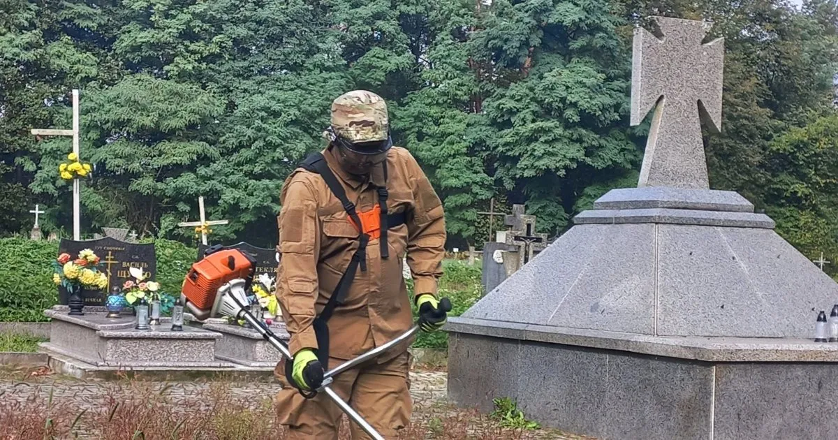 Фахівці з Львівщини відновили порядок на українському цвинтарі в Польщі