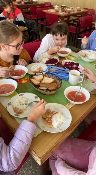 Львівські депутати ініціювали звернення до Кабміну про запровадження безкоштовного харчування для учнів