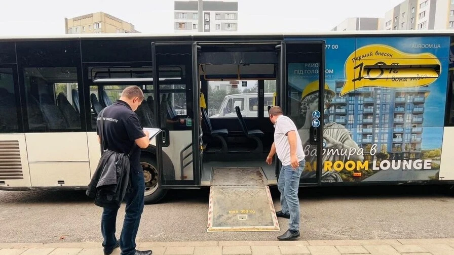 Львівські перевізники сплатять 119 тисяч штрафу за порушення правил під’їзду до бордюрів