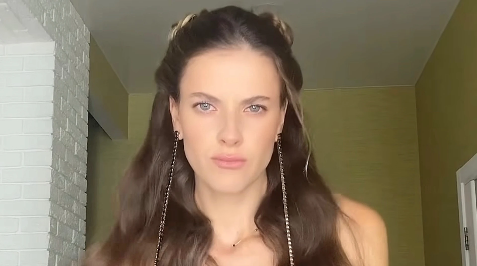 Магучіх вразила танцем та стильним образом на своєму 25-річчі, закликавши до донатів як найкращого подарунка