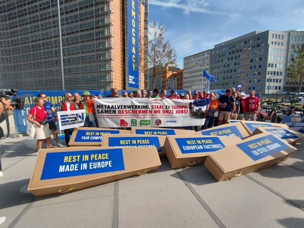 Металургійники провели акцію протесту з трунами під стінами Єврокомісії