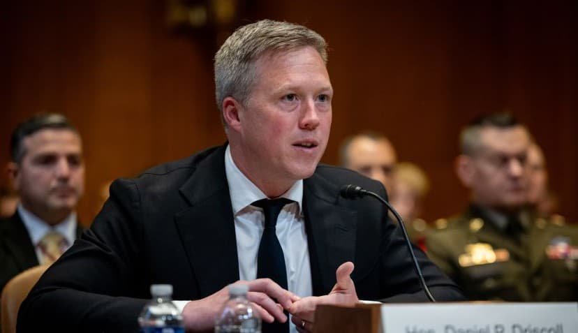 Міністр армії США подав у відставку внаслідок конфлікту з начальником штабу армії