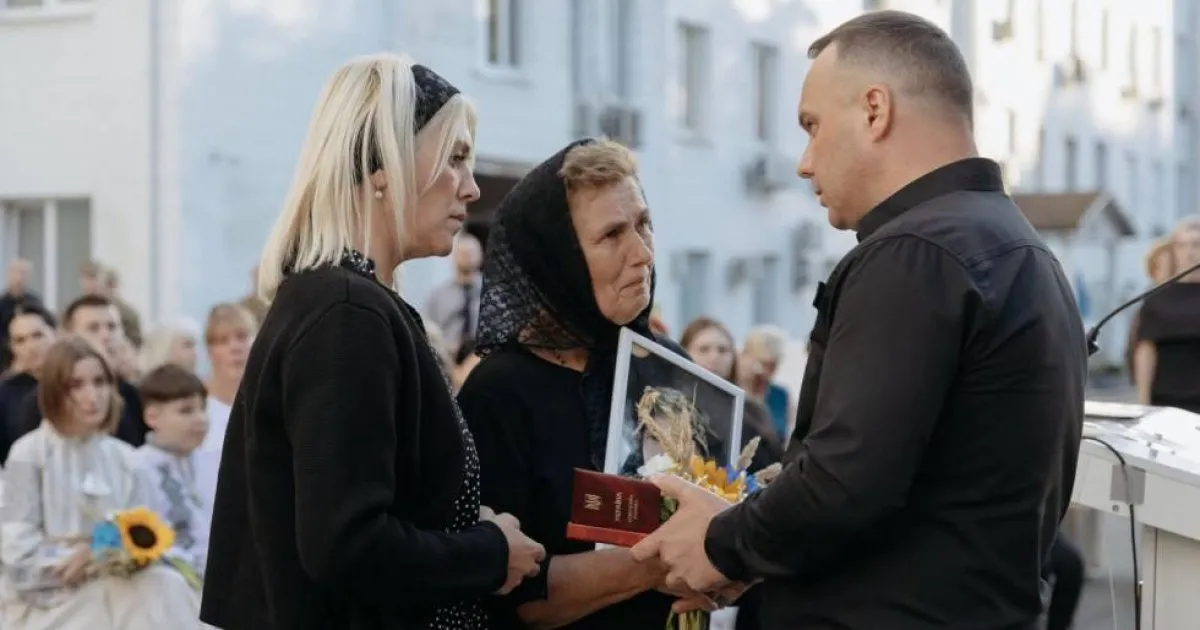 Міністр внутрішніх справ вручив орден «За мужність» матері загиблого поліцейського з Дрогобича