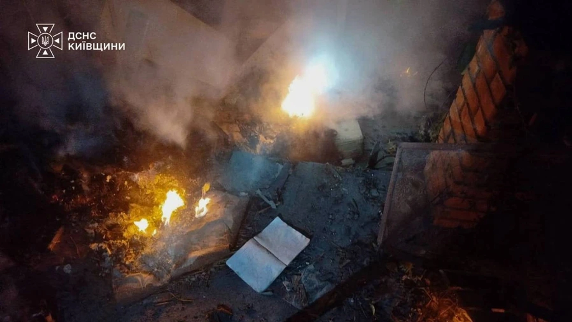 На Київщині внаслідок російських атак сталася пожежа на складі, двоє постраждалих