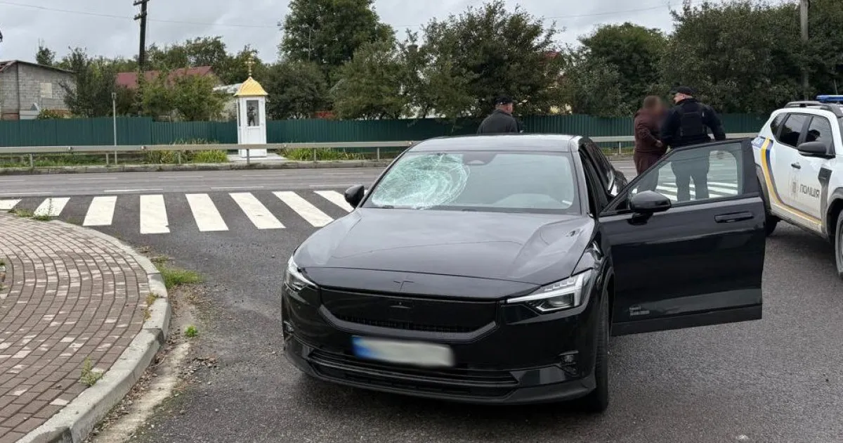 На Львівщині 11-річний хлопець на електросамокаті потрапив у аварію з автомобілем Polestar