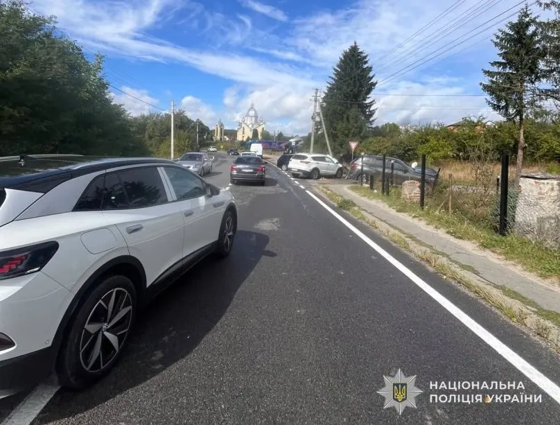 На Львівщині в ДТП за участю Jetour та BMW постраждало двоє осіб