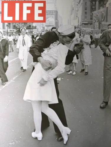 На Львівщині виявлено 16 номерів легендарного журналу LIFE 1945 року