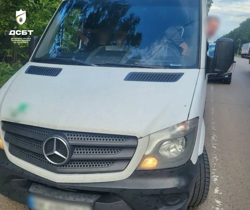 На Львівщині затримано двох нелегальних перевізників, які перевозили пасажирів на Mercedes до кордону