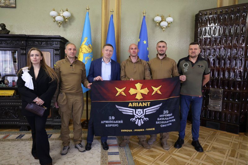 На Львівщину передали прапор як символ вдячності за підтримку захисників Краматорська