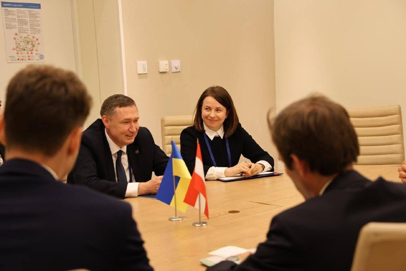 На саміті Карпатської вісімки президентка Федеральної ради Австрії Крістін Шварц-Фукс провела зустріч із українським лідером.