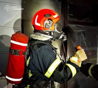 На Шептиччині рятувальники успішно ліквідували загоряння в приватному гаражі