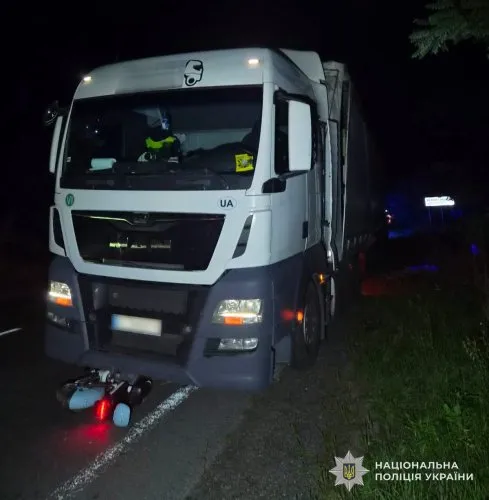 На Шептичищині внаслідок ДТП з вантажівкою загинув скутерист