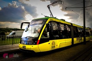 На Сихові чоловік у навушниках потрапив під трамвай, проте від госпіталізації відмовився
