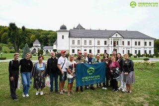 Незрячі туристи відкрили для себе історію Унівської лаври через мандрівки та терапію досвідом
