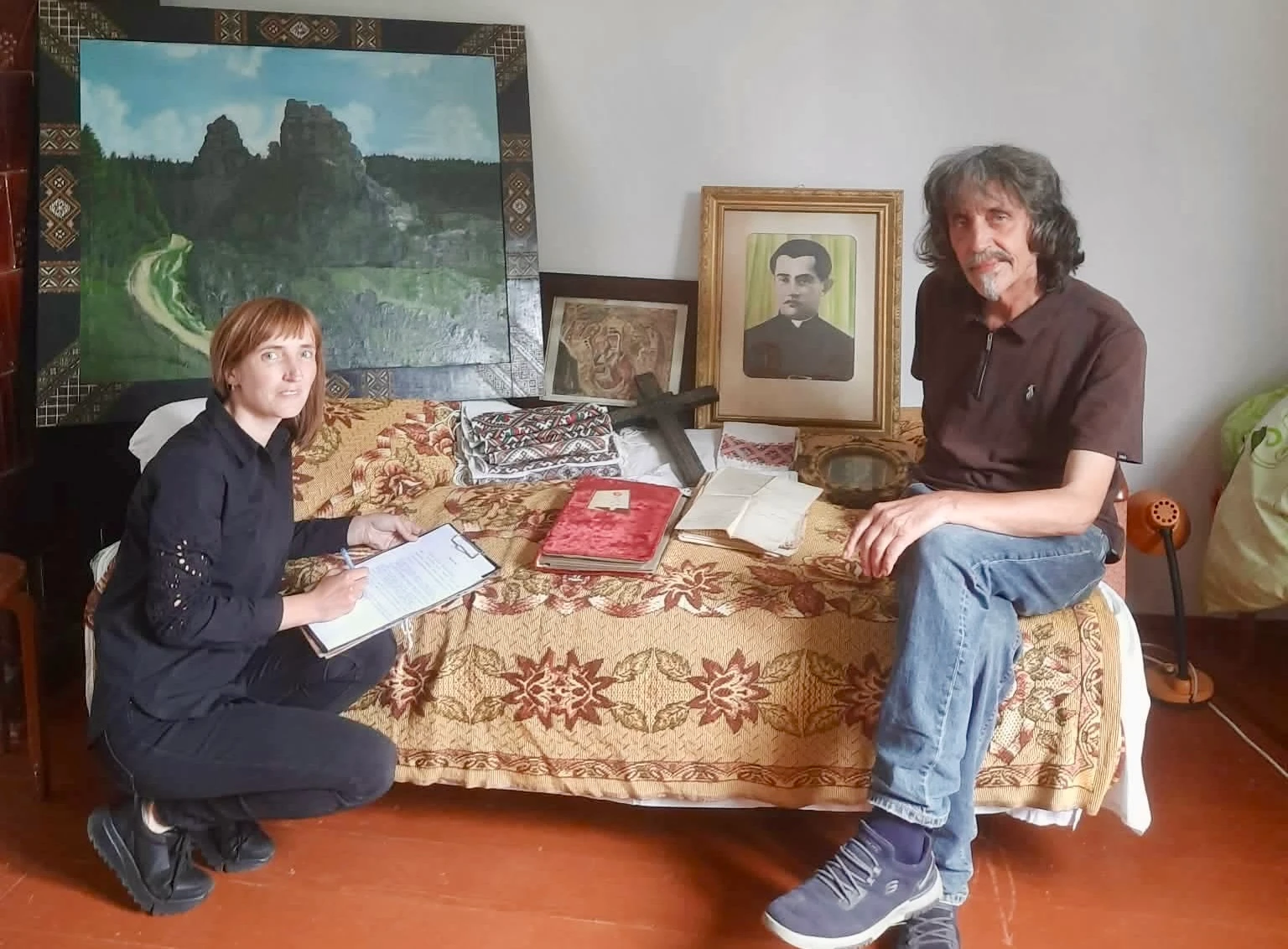 Племінник останнього пароха Урича передав родинні реліквії до музею "Тустань"