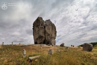 Прокуратура Львівщини успішно захистила 16-метрову скелю Сарматського віку від забудови