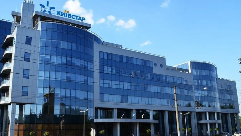 Російські обстріли вразили офіс компанії "Київстар"