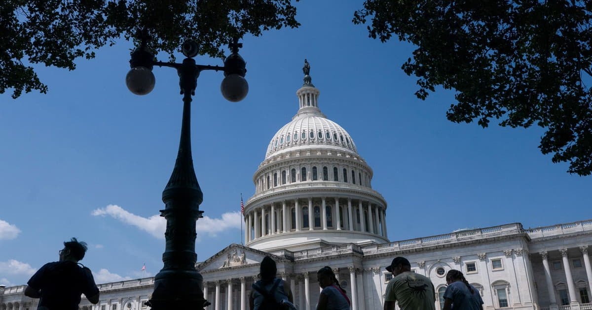 США вводять жорсткі санкції: Трамп висловлює нові погрози Європі, Туск попереджає про можливі атаки РФ