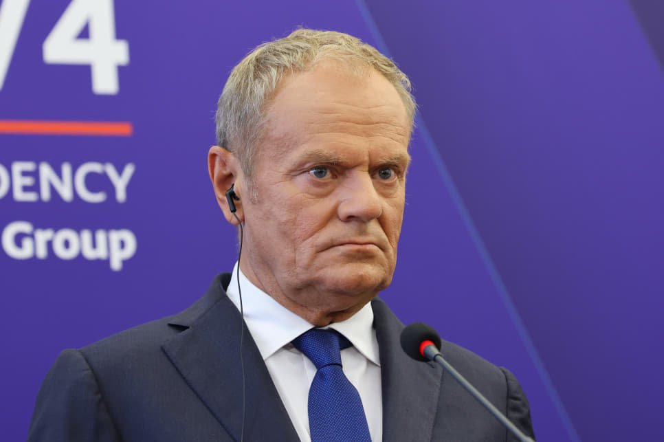 Туск ініціює термінову нараду у відповідь на удари Росії поблизу кордону