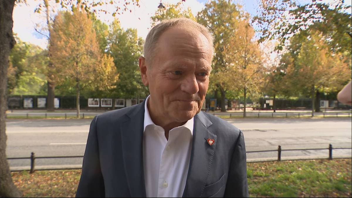 Туск прокоментував висловлювання Навроцького щодо військової бази на честь Трампа