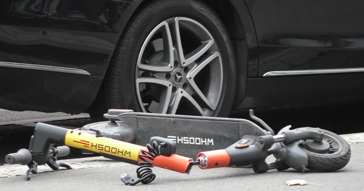 У Бориславі водій Mitsubishi наїхав на двох підлітків, які каталися на самокатах