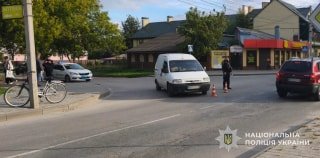 У Бродах на перехресті автомобіль збив велосипедистку, постраждалу госпіталізували