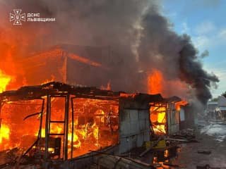 У Бродах рятувальники понад три години ліквідовували масштабну пожежу в металевому ангарі