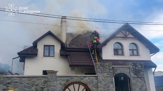 У Дрогобичі рятувальники успішно загасили пожежу на даху двоповерхового житлового будинку