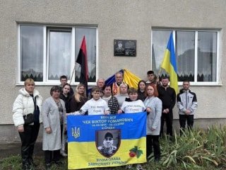 У Ходорівській громаді на фасаді школи відкрили меморіальну дошку на честь загиблого воїна Віктора Чеха