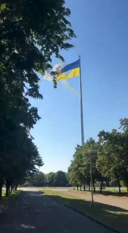 У Краматорську зняли обстріляний прапор України з найвищого стяготримача для заміни на новий