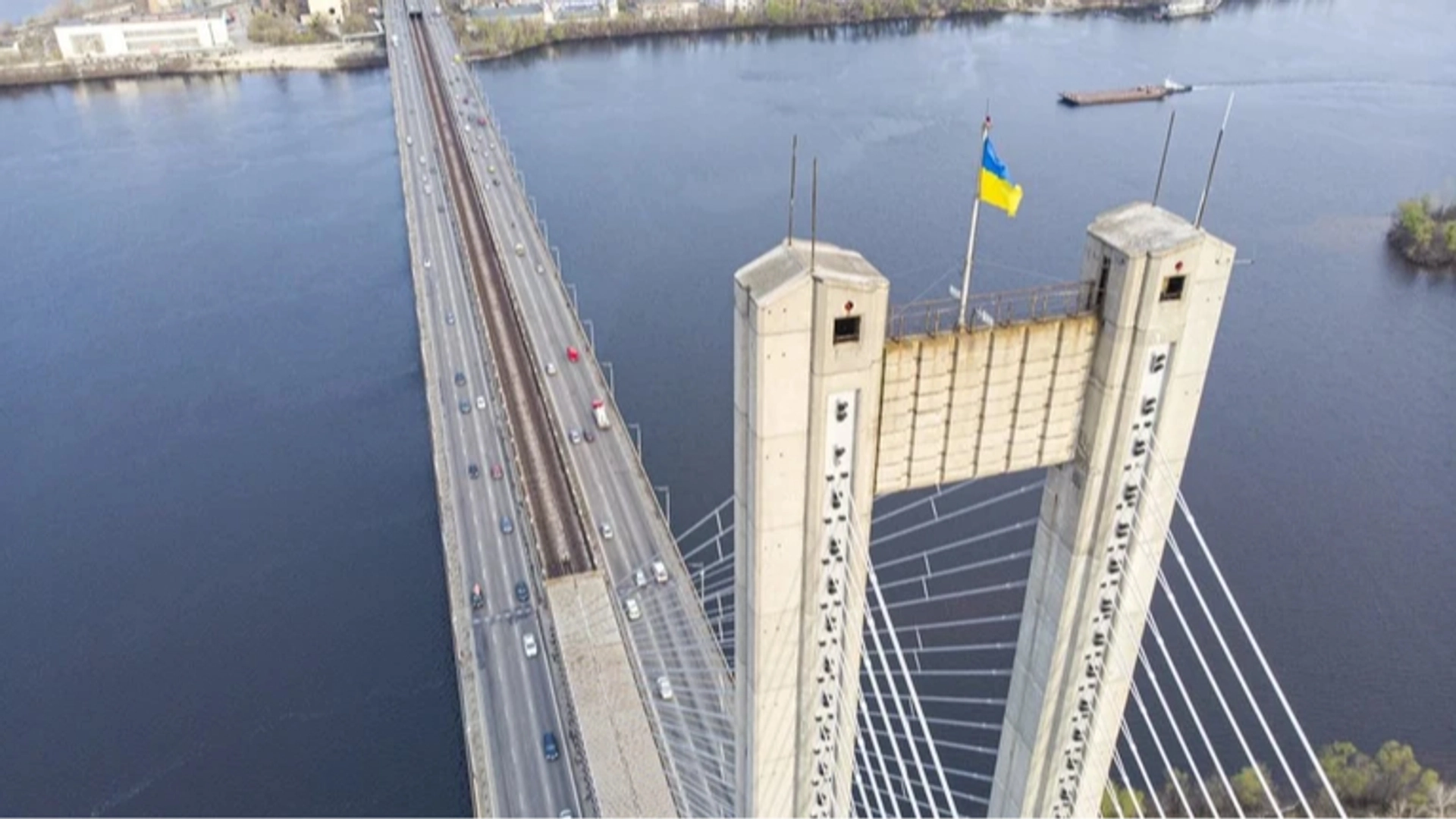 У Києві відновили рух Південним мостом під час тривоги за певних умов