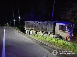 У Львівській області поліція розпочала розслідування дорожньо-транспортної пригоди за участю вантажівки та двох дітей на самокатах