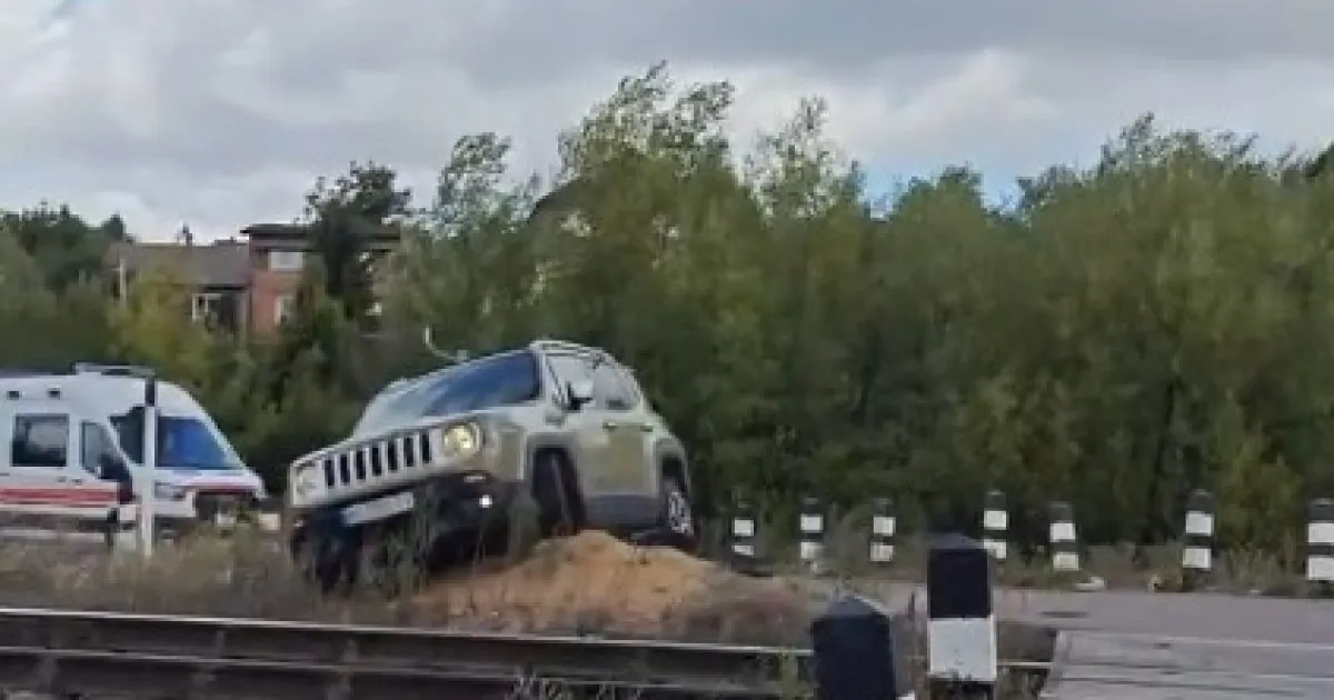 У Львівській області сталася ДТП: водій Jeep отримав травми в зіткненні з пасажирським поїздом