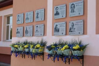 У Львівській області вшанували пам'ять чотирьох захисників України, відкривши меморіальні дошки