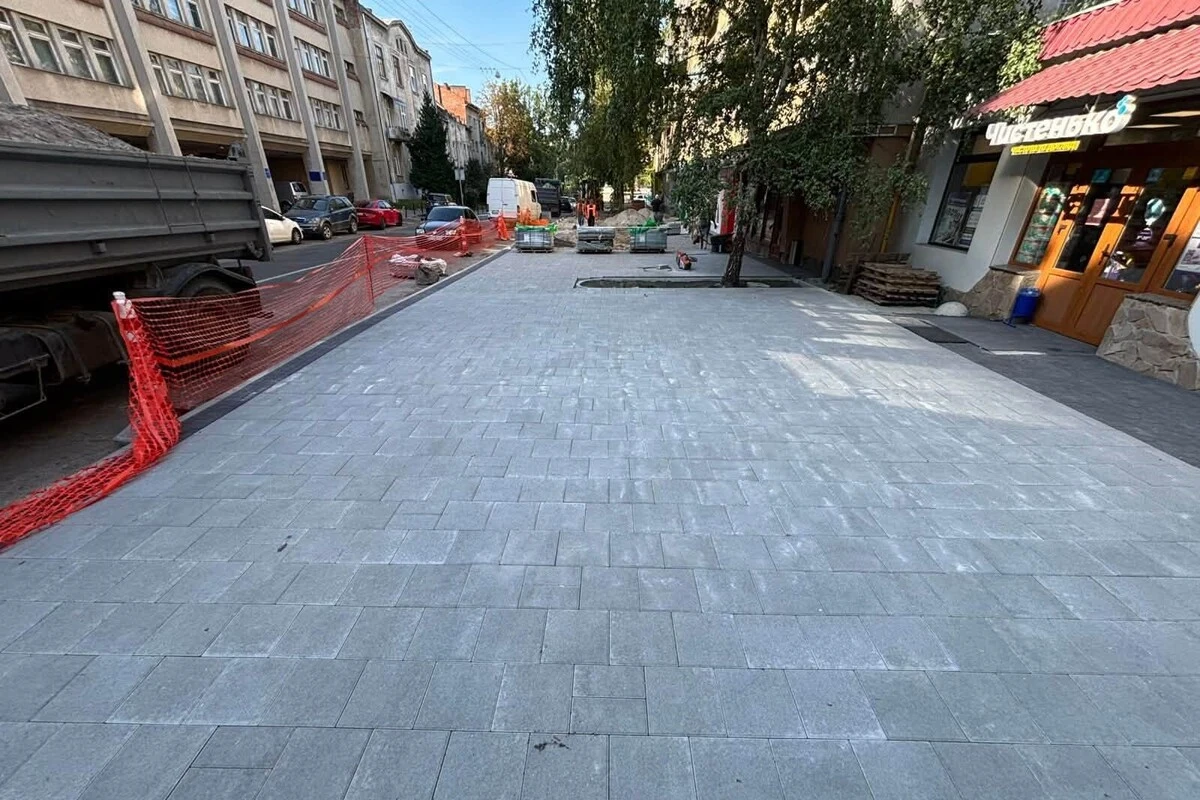 У Львові на вулиці Чупринки продовжують облаштовувати безбар'єрну інфраструктуру