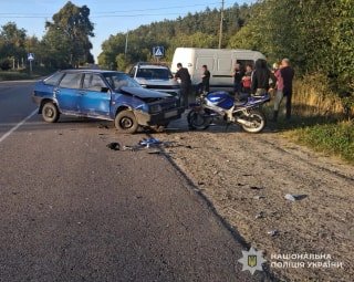 У Львові на вулиці Липинського автомобіль наїхав на 20-річну водійку самоката