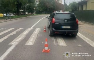 У Львові на вулиці Варшавській автомобіль збив 10-річного хлопчика, наразі він у лікарні