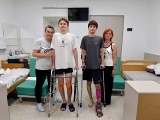 У Львові ортопеди успішно прооперували двох юнаків з нетиповими переломами після аварії