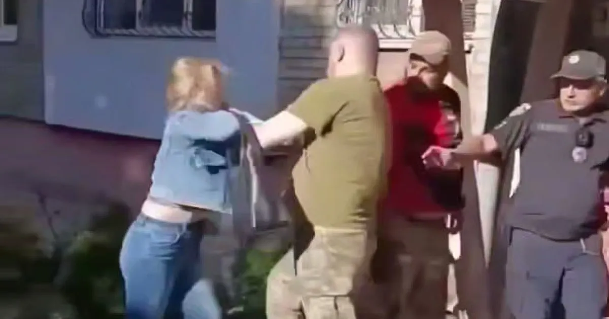 У Львові перевірять поліцейського з групи сповіщення ТЦК після інциденту з жінкою