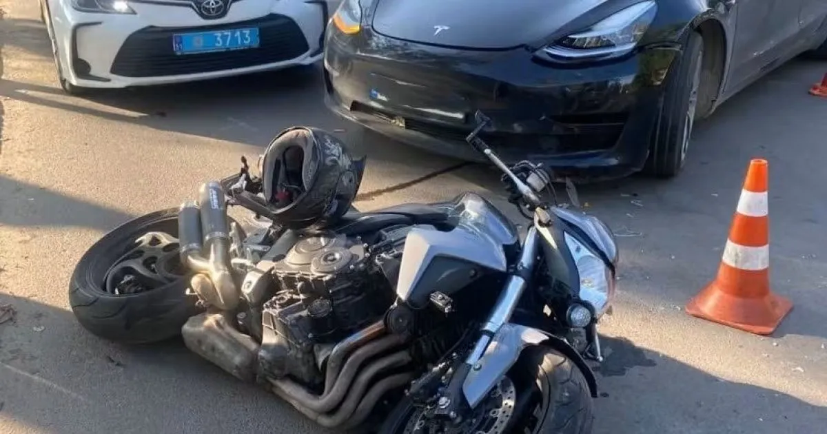 У Львові після аварії між Tesla та мотоциклом постраждав 40-річний мотоцикліст