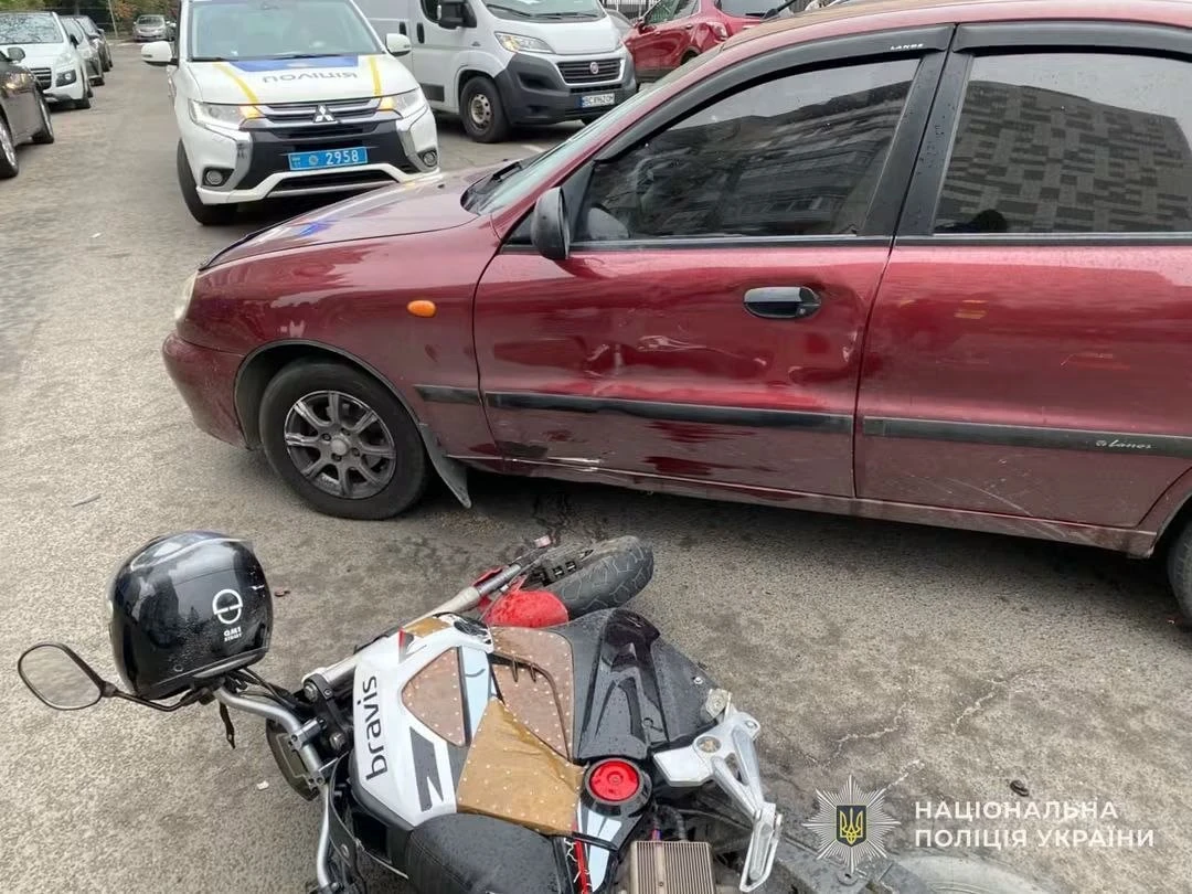 У Львові поліція проводить розслідування двох ДТП за участю мотоцикліста та водія електромопеда