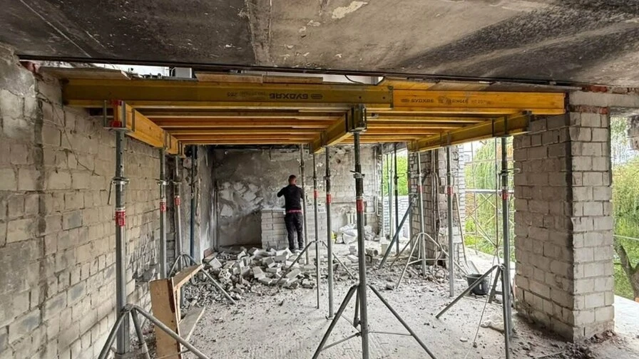 У Львові продовжується відновлення житлового будинку, постраждалого внаслідок обстрілу 30 липня